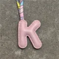 Rosa Leder Buchstabe K Tasche Anhänger mit buntem Seidenschal Riemen Initialen Zubehör. - K Hellrosa
