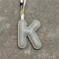 Leder Buchstabe K Taschenanhänger mit Seidenschal Band Initialen Anhänger für Damen Accessoires - K Grau