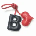 Colgante de bolso de cuero hecho a mano letra B y corazón rojo, elegante accesorio de coche. - Negro con Corazón Rojo