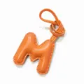 Oranger Leder M Buchstabe Taschenanhänger stylischer Initialen Anhänger für Handtaschen. - Orange