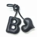 Colgante de bolso de cuero negro con letra B y corazón hecho a mano detalle. - Negro con Corazón Negro