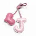 Ciondolo borsa lettera J e cuore in pelle rosa portachiavi artigianale per borsa da donna. - Lettera J con Ciondolo a Cuore / Rosa Chiaro e Rosa