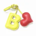Colgante de bolso de cuero hecho a mano letra B y corazón, accesorio elegante para auto. - Amarillo Claro con Corazón Rojo