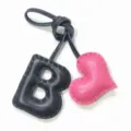 Colgante de bolso de cuero hecho a mano con letra B y corazón rosa accesorio de coche. - Negro con Corazón Rojo Rosa