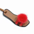 Kleine Leder Hausschuh Tasche Anhänger mit rotem flauschigen Bommel, stylischer Schlüsselanhänger. - Hellrot