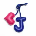 Ciondolo borsa artigianale in pelle lettera J e cuore rosa, vista dettagliata cuciture. - Blu Reale e Rosso Rosa