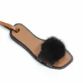 Süßer Mini Leder Hausschuh Taschenanhänger mit flauschigem schwarzem Fell Pompon. - Schwarz