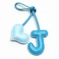 Ciondolo borsa in pelle blu lettera J e cuore, accessorio portachiavi cucito a mano. - Blu Cielo e Blu Chiaro