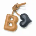 Detalle de dije de bolso letra B de cuero y corazón, accesorio de moda elegante. - Marrón Claro con Corazón Negro