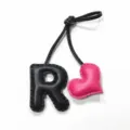 Ciondolo borsa in pelle lettera R e cuore rosa fatto a mano, portachiavi carino per borse da donna. - Nero con Cuore Rosa Lampone