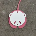 Charmant pendentif sac panda en cuir rose et blanc détail, accessoire de mode pour femme. - Blanc + Rose