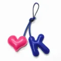 Leder Buchstabe K und Herz Taschenanhänger Detail, handgenähter Schlüsselanhänger für Damen. - Königsblau mit Rosenrotem Herz