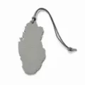 Gros plan du charm de sac en cuir gris en forme de carte du Qatar, avec texture et lanière. - Gris