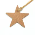 Détail de pendentif étoile en cuir marron, charm de sac texturé avec lanière de suspension. - Marron