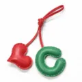 Colgante de bolso de cuero hecho a mano corazón y letra C, accesorio rojo y verde - Verde con Corazón Rojo Brillante