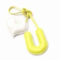 Handgefertigter Leder U Buchstabe Herz Tasche Anhänger, gelbe weiße Handtasche Deko Accessoire. - Buchstabe U Stil / Hellgelb mit Cremeweißem Herz