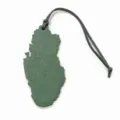 Vue detaillee du pendentif de sac en cuir en forme de carte du Qatar avec laniere verte. - Vert Foncé