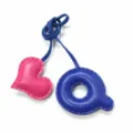Nahaufnahme des handgefertigten Leder-Taschenanhängers mit pinkem Herz und blauem Q. - Q Königsblau mit Rosenrotem Herz