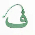 Colgante de bolso de cuero verde con letra árabe, elegante accesorio en miniatura. - Verde