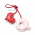Handgefertigter Leder Buchstabe Q und rotes Herz Taschenanhänger für Damentaschen. - Q Hellrosa mit Erbarmungslos Rotem Herz