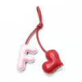 Handgefertigter Leder-Taschenanhänger mit rosa Buchstabe F und rotem Herz-Anhänger am Band. - Hellrosa mit Hellrotem Herz