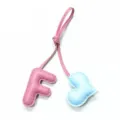 Handgemachte Leder Buchstabe F und Herz Form Anhänger Detail, rosa blaue Taschen Deko. - Rosa mit Hellblauem Herz