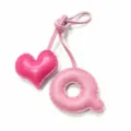 Nahaufnahme des handgefertigten rosa Leder Buchstabens Q und Herz Taschenanhängers mit Nähten. - Q Rosa mit Rosenrotem Herz