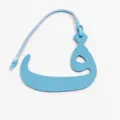 Colgante de bolso en piel azul claro letra árabe diseño minimalista accesorio chic - Azul cielo
