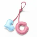 Colgante de bolso con letra C de cuero hecho a mano con corazón, llavero personalizado. - Rosa con Corazón Azul Claro