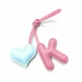 Handgefertigter Leder-Taschenanhänger mit rosa Buchstabe K und blauem Herz, süßes Accessoire. - Rosa mit Hellblauem Herz