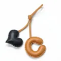 Colgante de bolso de cuero hecho a mano letra C y corazón negro, llavero elegante para mujeres. - Marrón Claro con Corazón Negro