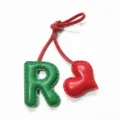 Ciondolo per borsa in pelle artigianale lettera R e cuore, elegante portachiavi da donna. - Verde con Cuore Rosso Vivo