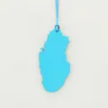 Breloque de sac en cuir bleu forme carte, accessoire élégant avec belle lanière. - Bleu ciel