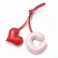Llavero de bolso de cuero corazón rojo y letra C rosa, accesorio artesanal para bolsos. - Rosa Claro con Corazón Rojo Brillante