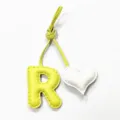 Ciondolo per borsa in pelle lettera R gialla e cuore bianco portachiavi artigianale - Giallo Chiaro con Cuore Crema
