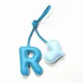 Ciondolo borsa lettera R in pelle blu fatto a mano cuore carino accessorio per zaino donna - Celeste con Cuore Celeste
