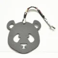 Lindo dije de bolso de panda de cuero con correa de tela, accesorio elegante para carteras. - Colgante de Panda / Gris