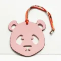 Detalle de colgante de bolso de cuero panda rosa, lindo colgante animal con cinta. - Colgante de Panda / Rosa