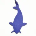 Detalle de dije de bolso de ballena de cuero azul con textura fina y correa colgante. - Azul zafiro