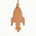 Ciondolo borsa a razzo in pelle marrone e pendente auto, elegante accessorio donna. - Marrone