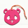 Colgante de bolso panda de cuero rosa con cinta de seda naranja para bolsos coches - Colgante de Panda / Rosa rojo