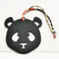 Colgante de bolso de cuero panda con cinta de seda colorida, lindo dije para bolso de mujer. - Colgante de Panda / Negro