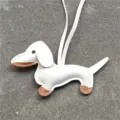 Charm de sac mignon en cuir teckel, accessoire pendentif porte-clés chiot élégant. - Blanc