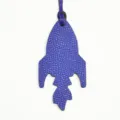 Detalle de colgante de bolso de cuero cohete, accesorio lindo para bolsos de mujer. - Azul