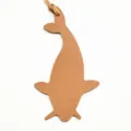 Colgante de bolso de ballena de cuero marrón con correa, accesorio de diseño de animales. - Marrón