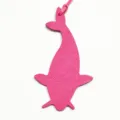 Colgante de bolso ballena de cuero rosa, lindo adorno de animal para bolsos y coche. - Rosa rojo