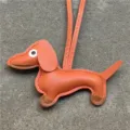 Charm pendentif sac chien teckel en cuir orange mignon accessoire sac à main détails - Orange
