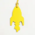 Colgante de bolso cohete en piel amarilla, accesorio elegante y detalle decorativo. - Amarillo