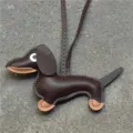 Pendentif de sac en cuir teckel mignon chiot sac à main accessoire porte-clés décoratif - Café