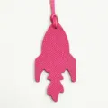 Dettaglio charm borsa in pelle a razzo rosa, elegante ciondolo e accessorio grazioso. - Rosso rosa